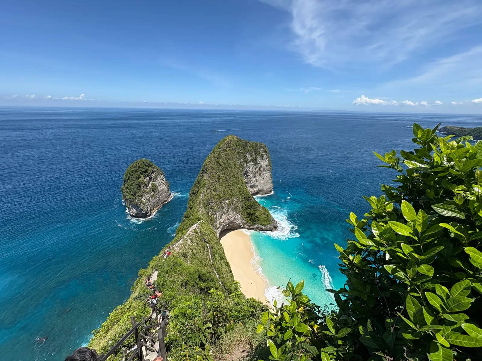 Zielony cypel w kształcie T-Rexa i turkusowa zatoka Kelingking Beach na Nusa Penida