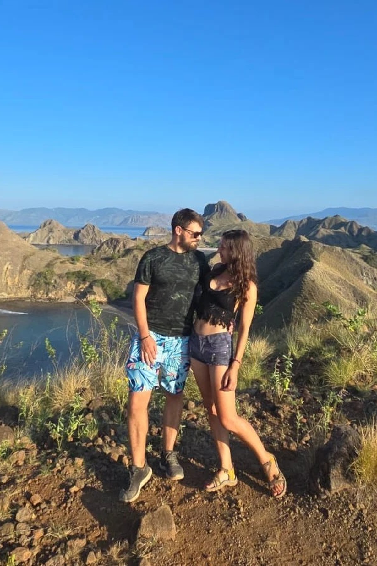 Klaudia z Michałem na punkcie widokowym Padar, Komodo