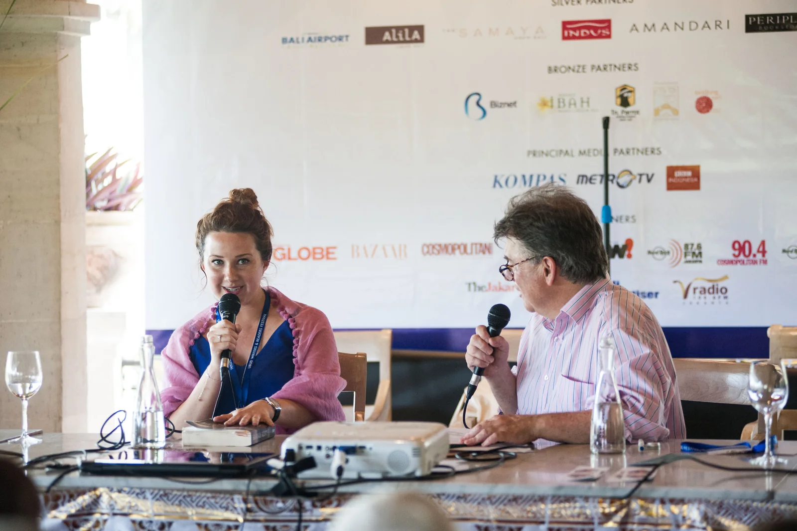 Hannah Kent i rozmówca przy stole z mikrofonami podczas Ubud Writers & Readers Festival w 2016 roku