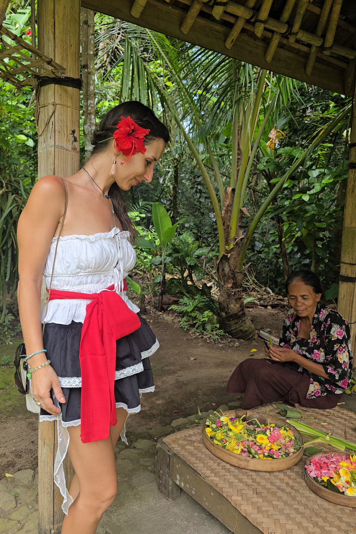 Klaudia w balijskim stroju podczas ceremonii, wschodnia Bali