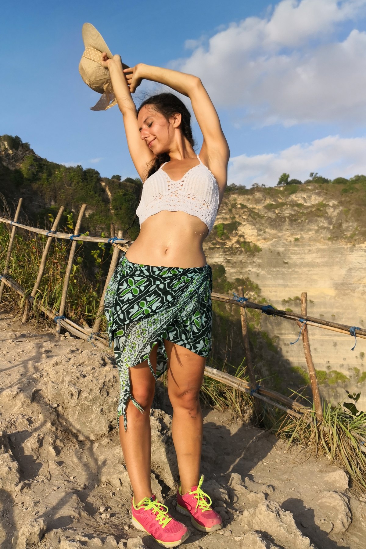 Klaudia na nadmorskim klifie na Bali